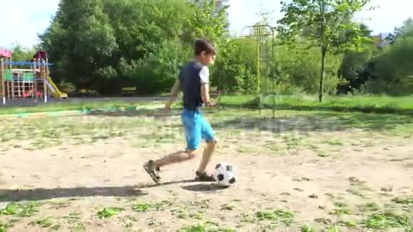 男孩踢足球户外踢足球实时4k视频的预览图