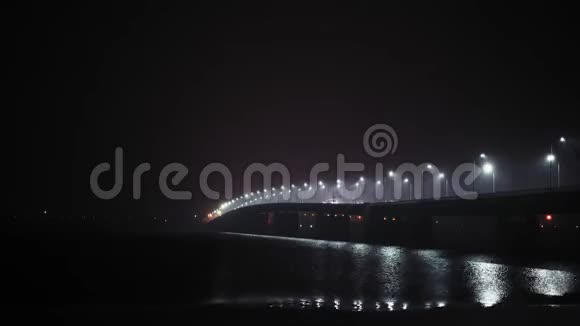 加速运动夜间在冬季河流运输中移动过桥景视频的预览图