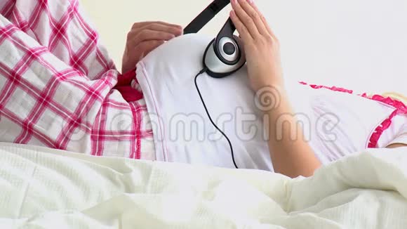 在孕妇肚子上戴上耳机视频的预览图