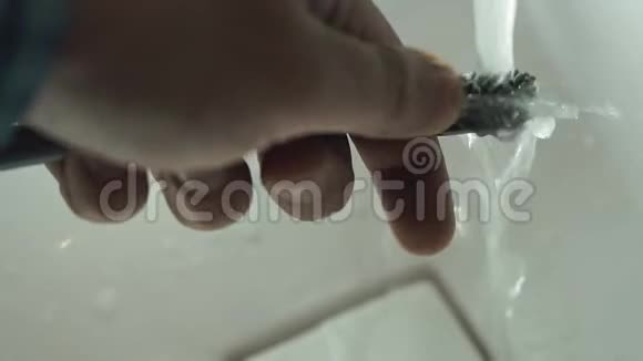 牙刷在水里洗视频的预览图