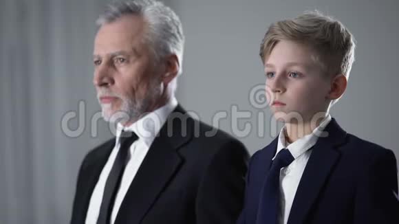 成年男子和小男孩的西装调整领带未来的继任者视频的预览图