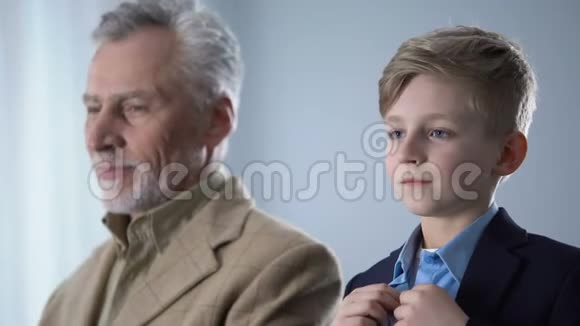 自信的孙子和他的祖父纽扣衬衫时尚的家庭童年视频的预览图