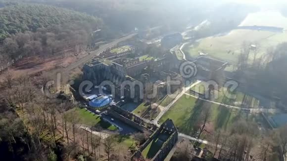 冬季和阳光明媚的一天鸟瞰别墅修道院遗址视频的预览图