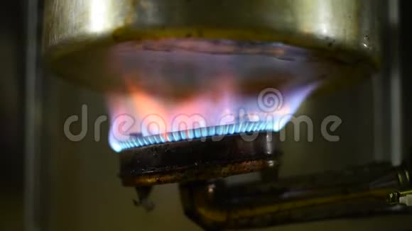 厨房用煤气炉上锅用蓝色防火架安全概念视频的预览图
