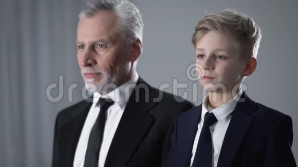 成人和初级绅士调整领带以给人留下好印象男人形象视频的预览图