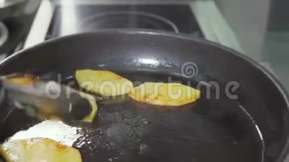 用油在煎锅上煎炸土豆片视频的预览图