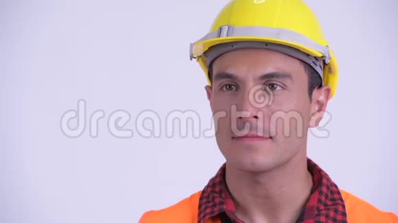 年轻快乐的西班牙裔建筑工人的脸视频的预览图