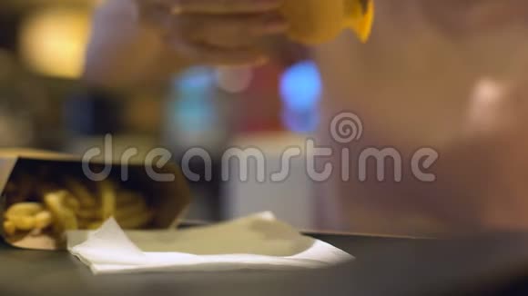 女性手把咬好的三明治放在桌子上快餐质量食堂晚餐视频的预览图
