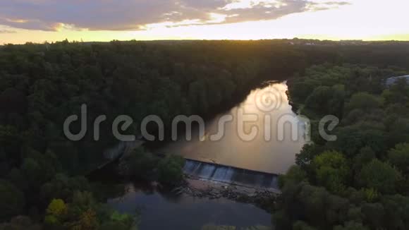 乌克兰森林傍晚的河坝视频的预览图