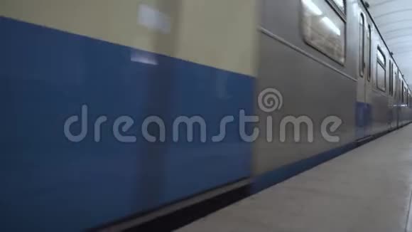 火车在地铁到达车站视频的预览图