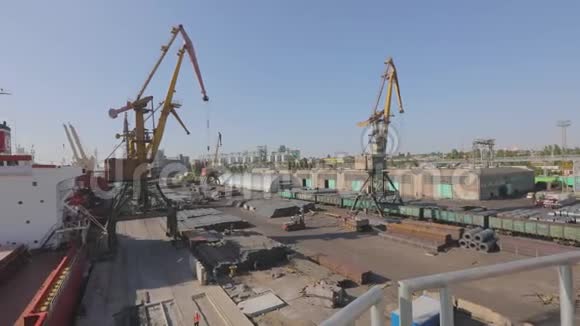 在港口装载一艘油轮在海港装载一艘货船拥有大型船只和起重机的港口视频的预览图