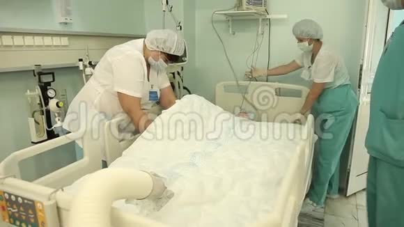 一组医生在手术后连接设备加热病人视频的预览图