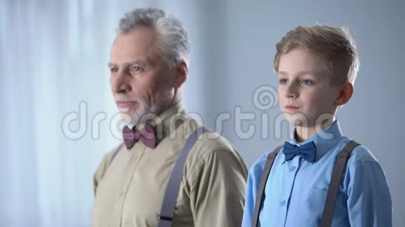 小男孩和老人一起调整头发家庭相似基因视频的预览图