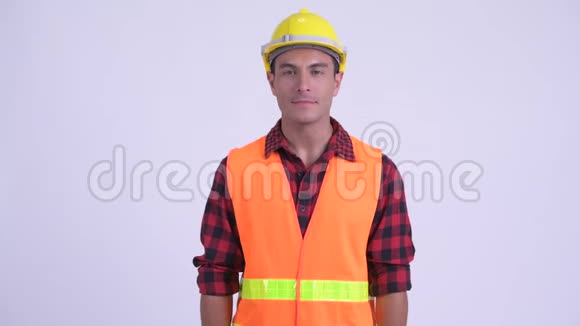 年轻快乐的西班牙男子建筑工人双臂交叉微笑视频的预览图