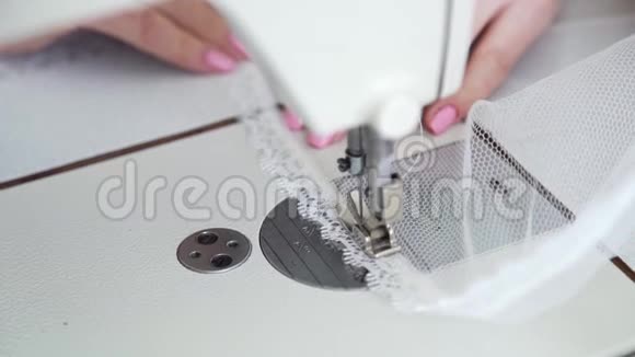女裁缝手与美甲缝纫织物与缝纫机视频的预览图