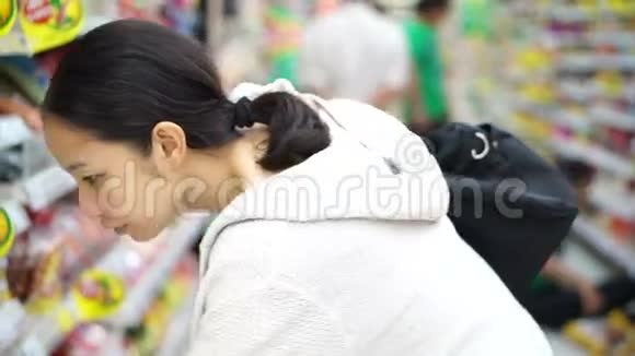 亚洲女孩女人在超市里散步寻找和购物视频的预览图