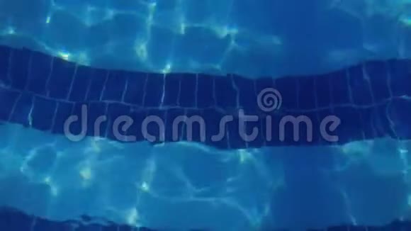 游泳池里流动的水照着夕阳游泳池的蓝色透明水水的背景视频的预览图