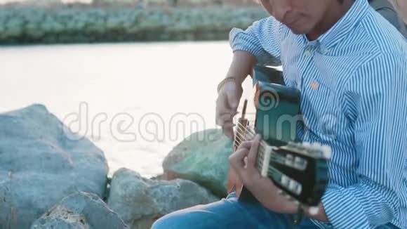 音乐人演奏吉他的慢镜头视频的预览图