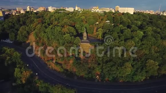 位于基辅市绿色城市公园的弗拉基米尔王子纪念碑视频的预览图