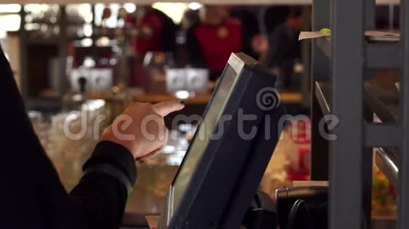 服务员的特写咖啡厅的触摸屏上视频的预览图