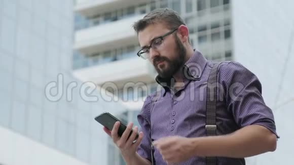 一个男人正在挑选一个号码打电话视频的预览图