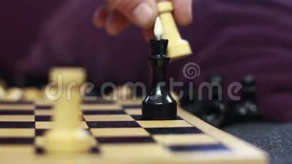 在下棋的同桌视频的预览图