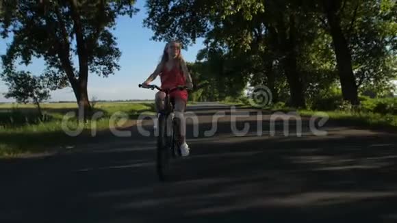 运动少女骑自行车玩得开心视频的预览图
