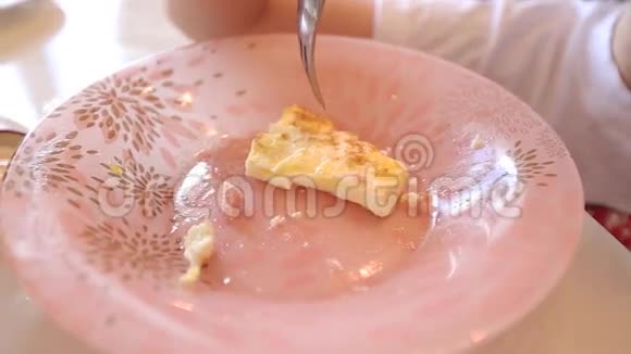 孩子吃煎蛋卷视频的预览图