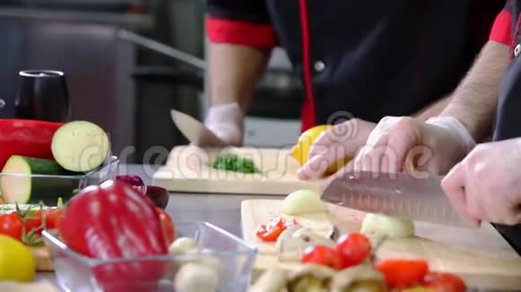 厨房里的厨师把洋葱切成一份视频的预览图