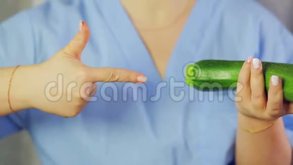 绿色西葫芦在女性手中手把手显示视频的预览图