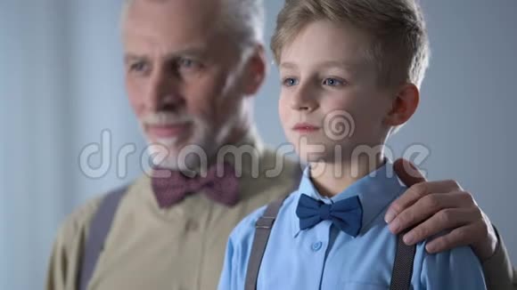 自信的祖父拥抱孙子以孩子为荣家庭支持和照顾视频的预览图