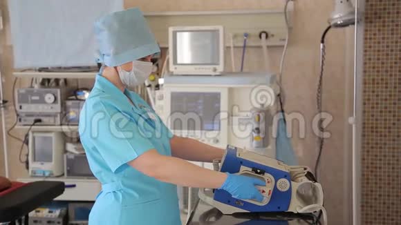 一名女护士为外科手术准备除颤器新的医疗技术4K视频的预览图