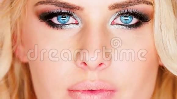 忧郁的蓝眼睛金发女人视频的预览图