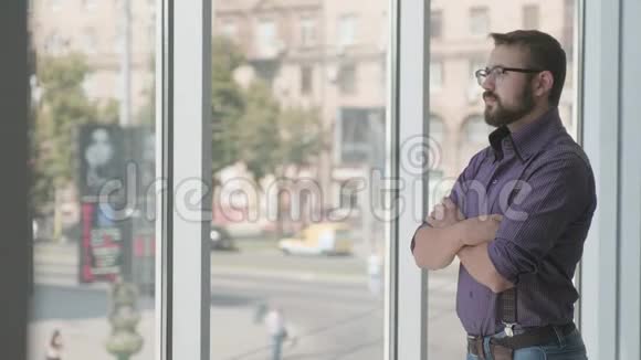 一个男人正在观看全景然后他正在接电话视频的预览图