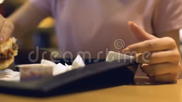 女咖啡厅顾客把皱巴巴的纸巾扔到托盘上离开举止不端视频的预览图