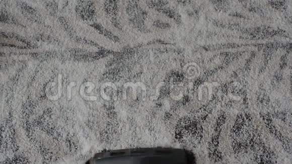 吸尘器在清洁过程中将地毯上的灰尘吸尘视频的预览图