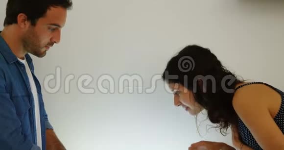 男女摄影师用放大镜检查胶片条视频的预览图