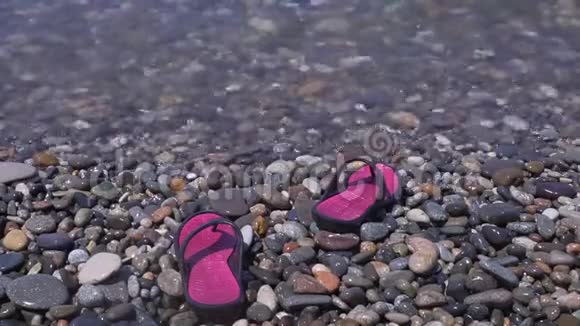 在卵石海滩上的拖鞋视频的预览图