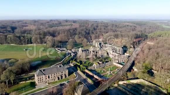 冬季和阳光明媚的一天鸟瞰别墅修道院遗址视频的预览图