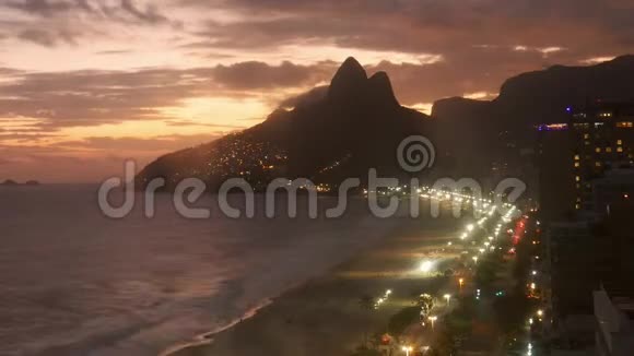 巴西里约热内卢的伊帕内马海滩上的落日余晖视频的预览图