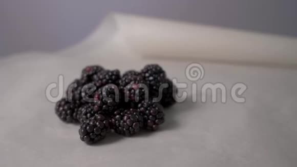 水果或黑莓放在桌子上镜头围绕着一把黑莓转4K视频的预览图