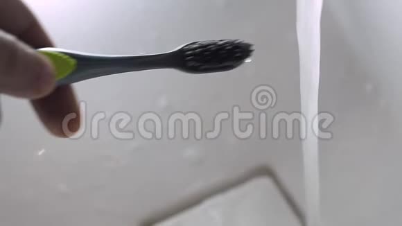 牙刷在水里洗视频的预览图