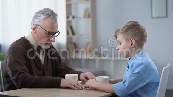支持的孩子抚摸爷爷的手一家人一起度过艰难的时光视频的预览图