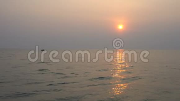 日出和日落在华欣海滩普拉楚普奇里汗用渔船出海视频的预览图