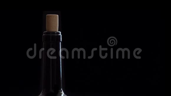 葡萄酒瓶在黑色背景下缓慢旋转视频的预览图