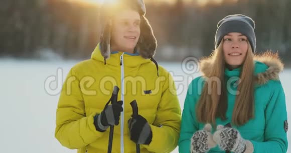 有爱心的男人和女人在冬天的森林里滑雪做户外活动过上健康的生活方式慢动作视频的预览图