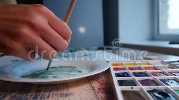 艺术家在家里用纸画视频的预览图
