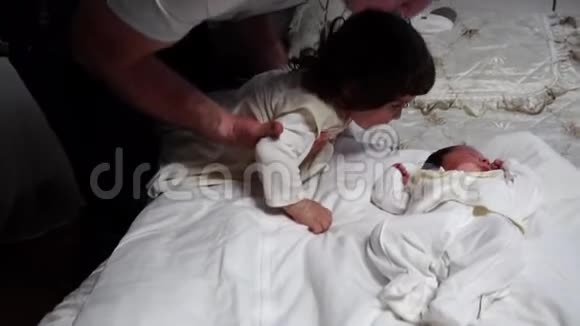 小白种人的妹妹亲吻睡在床上的新生弟弟视频的预览图