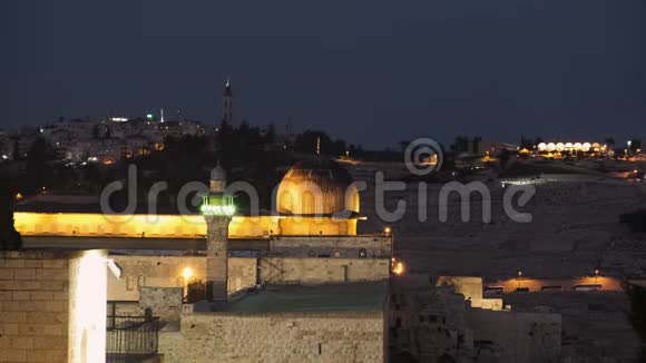 耶路撒冷阿克萨清真寺晚上在圣殿山顶上视频的预览图