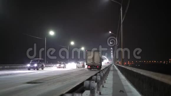 加速运动暴风雪中汽车通过大桥的夜间运动视频的预览图